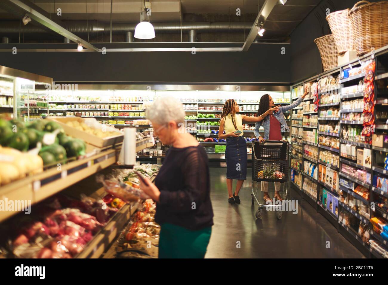 Frauen Lebensmittelgeschäfte im Supermarkt Stockfoto