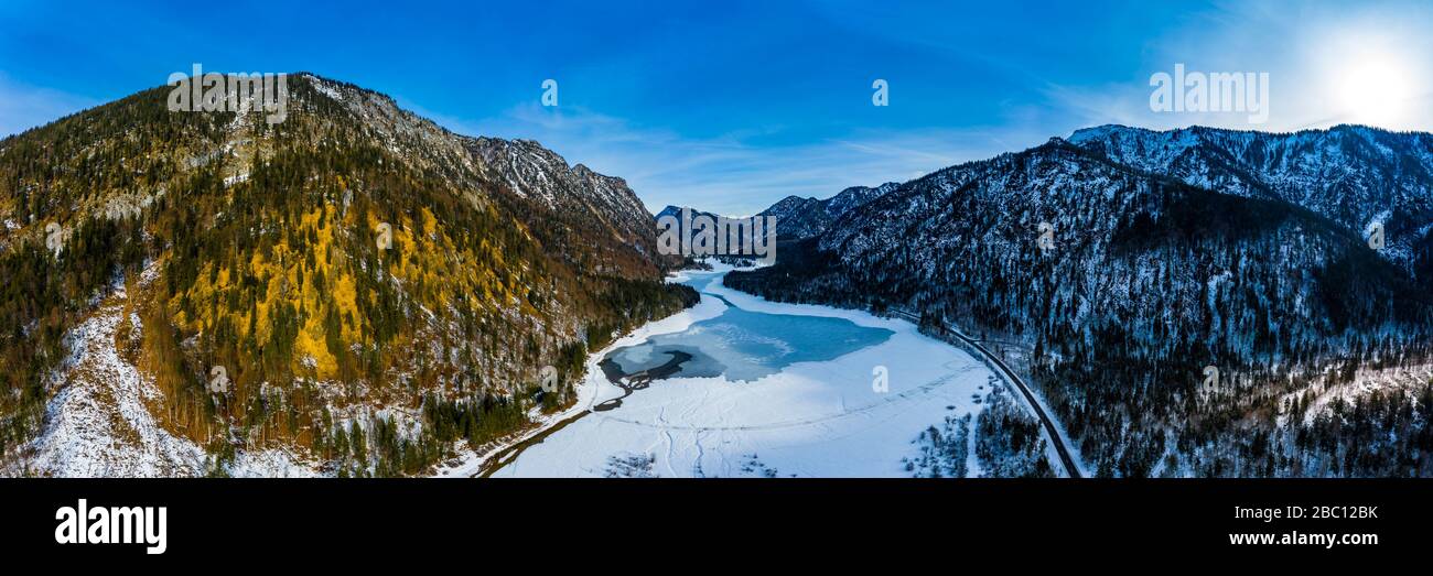 Lufttaufnahme, Bayern, Chiemgau, Reit im Winkl, schneebedeckter Weitsee und Lödensee Stockfoto
