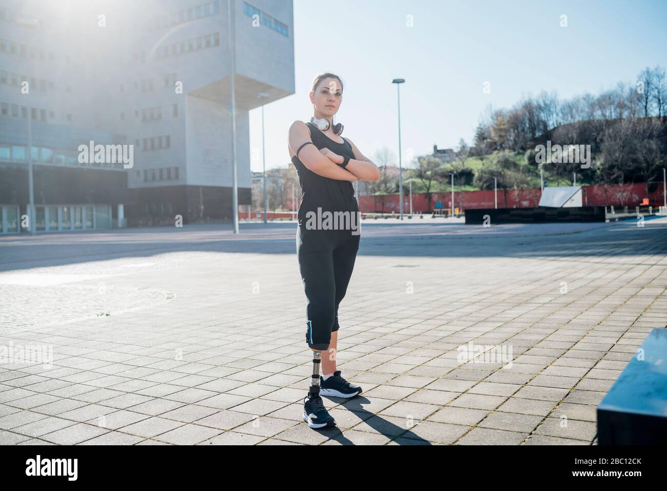 Porträt einer selbstbewussten sportlichen jungen Frau mit Beinprothese in der Stadt Stockfoto