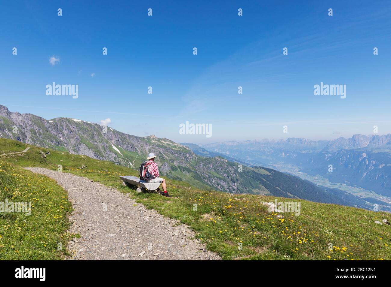 Schweiz, Kanton St. Gallen, Glarner Alpen, Mann Pause auf dem Panoramawanderweg in der Tektonikarena Sardona Stockfoto