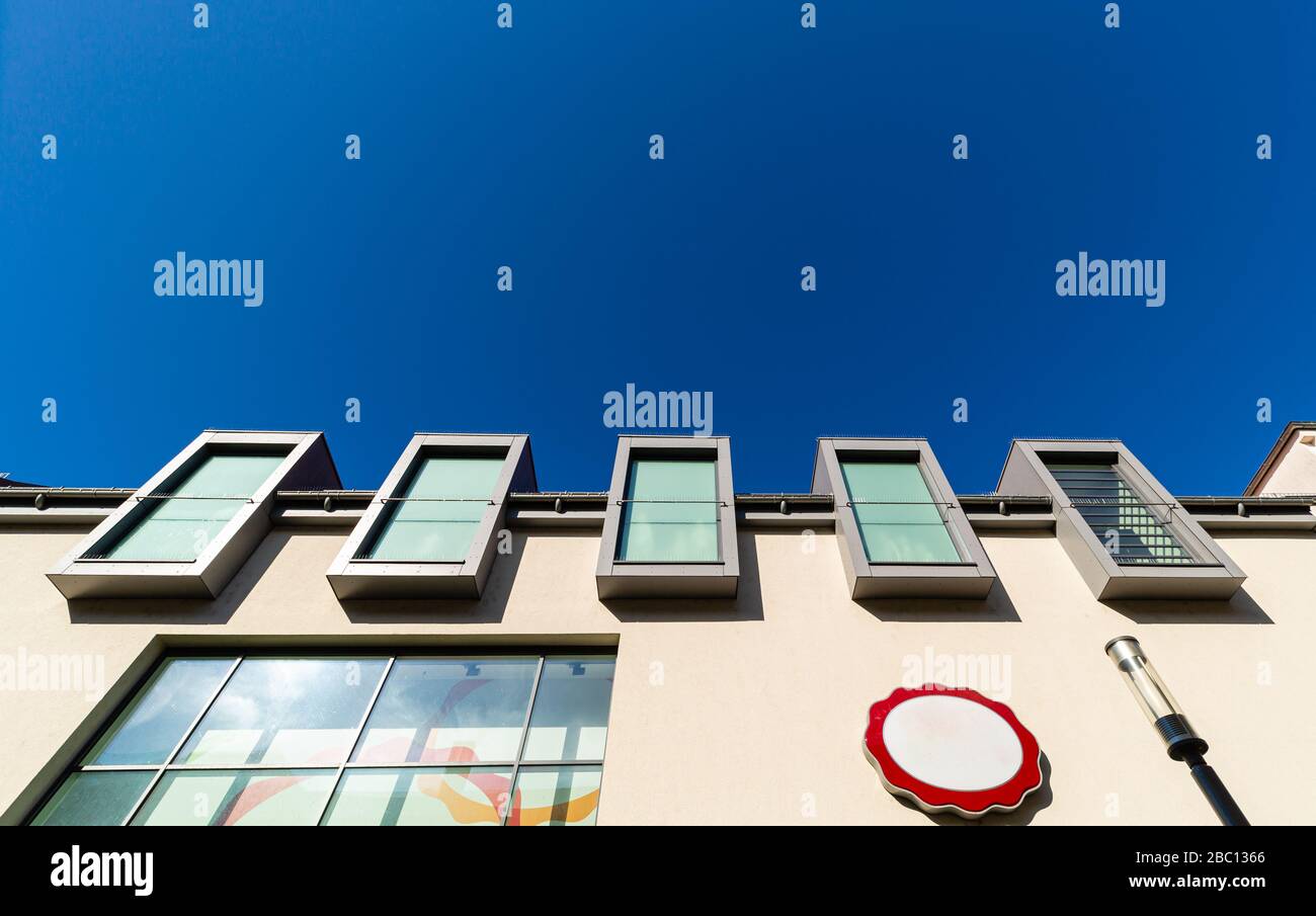 Moderne Architektur. Eine Stadt in Deutschland. Glaswände. Große Standorte. Ein modernes Einkaufszentrum. Frühling in der Stadt. Ein Ort zum Spaziergehen. Stockfoto