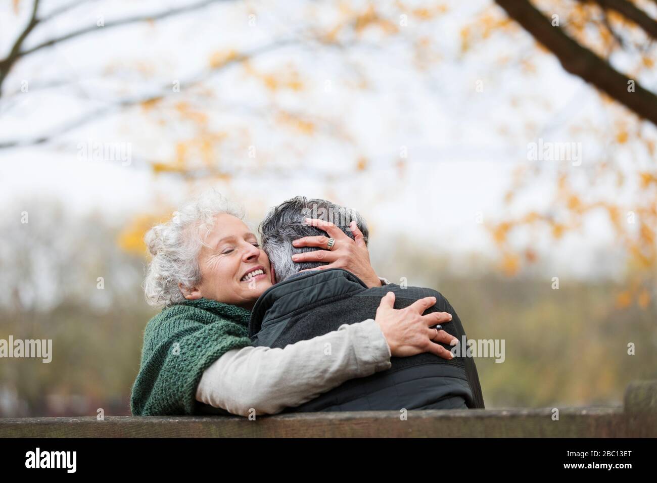 Liebevolles, zartes Senioren-Paar umarmt im Herbstpark Stockfoto
