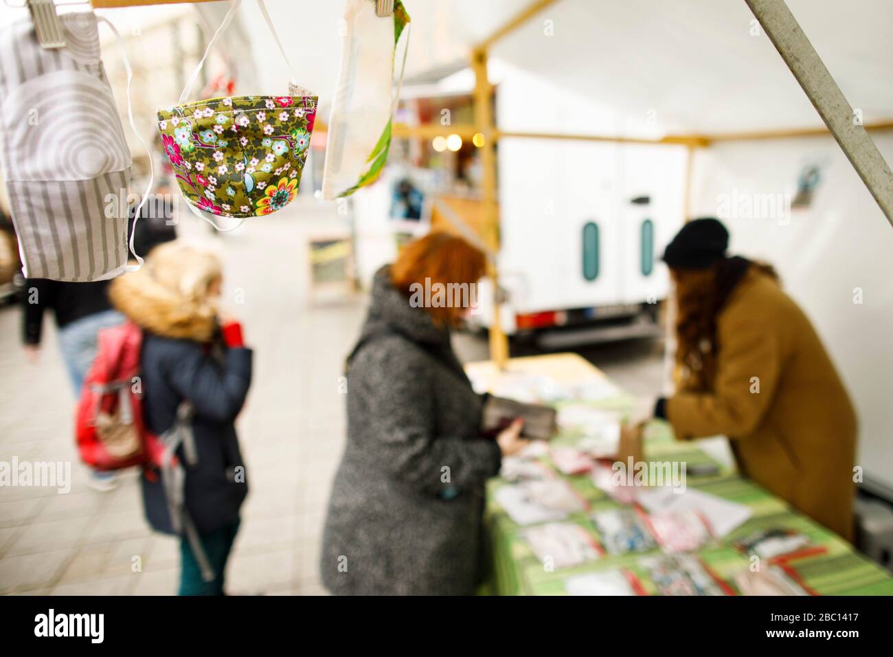 Berlin, Deutschland. April 2020. Mund- und Nasenmasken hängen an einem Verkaufsstand am Hackeschen Markt. Immer mehr Menschen nähen ihren eigenen Mund- und Nasenschutz. Credit: Carsten Koall / dpa / Alamy Live News Stockfoto