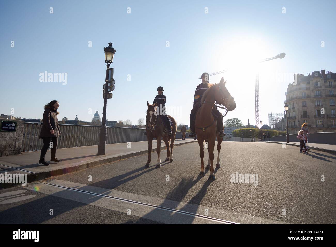 Paris, Frankreich. März 2020. Zwei Gendarmerie zu Pferd kreuzen am Nachmittag des 1. April 2020 eine leere Pont Saint-Louis in Paris, Frankreich. (Foto von Daniel Brown/Sipa USA) Credit: SIPA USA/Alamy Live News Stockfoto
