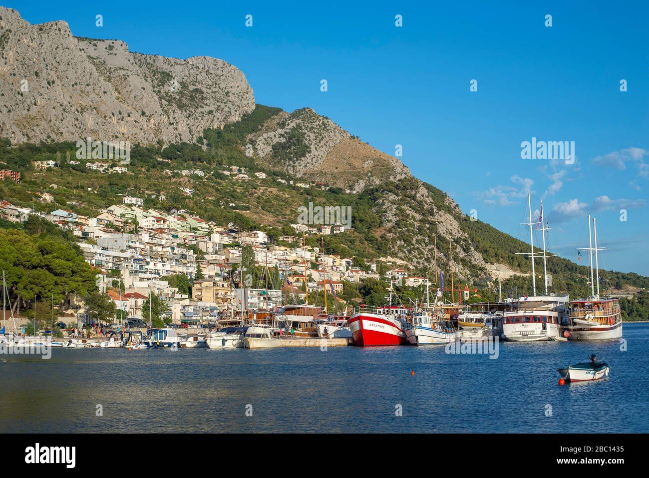 Kroatien, Omis, Segelschiffe im Hafen der Küstenstadt festgemacht Stockfoto