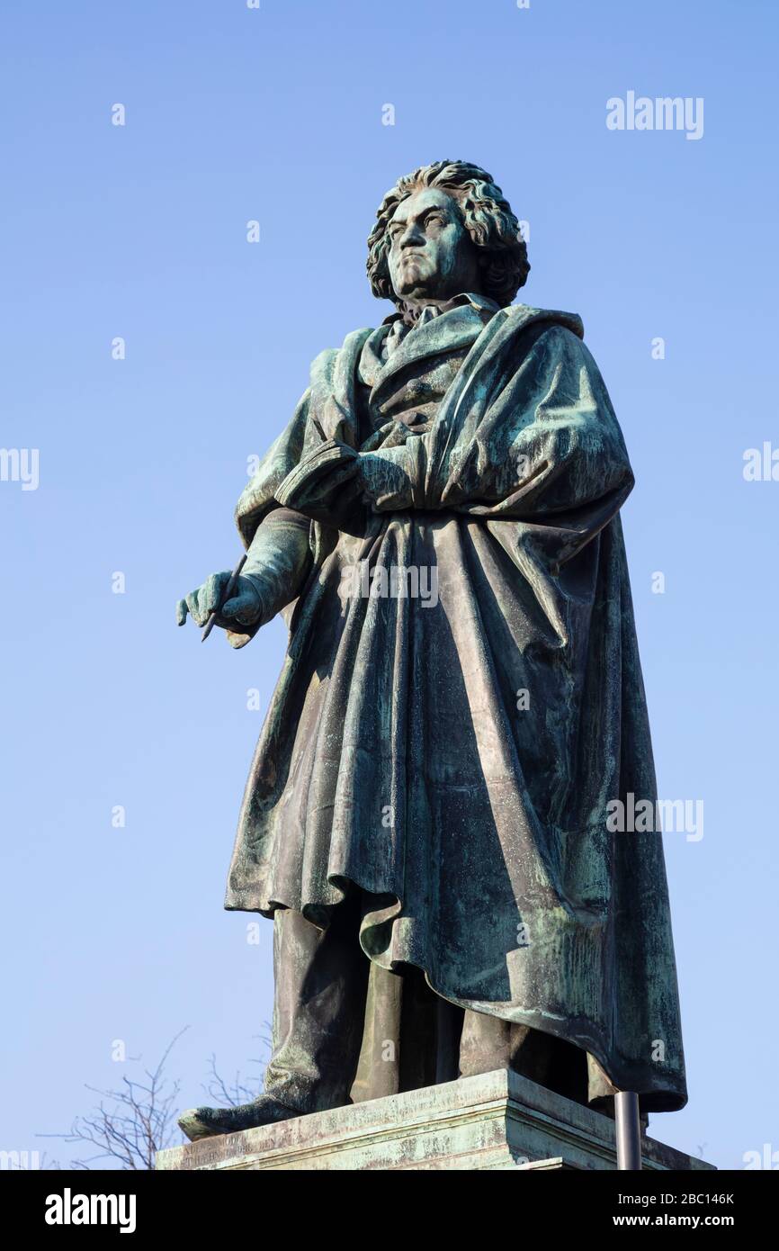 Deutschland, Nordrhein-Westfalen, Bonn, Niederwinkelansicht des Beethoven-Denkmals Stockfoto