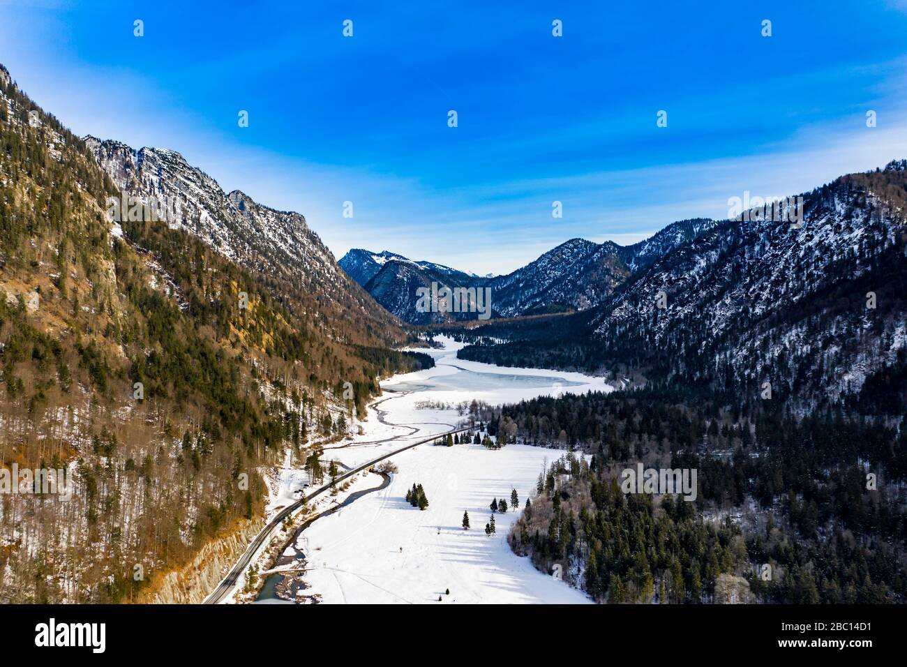 Lufttaufnahme, Bayern, Chiemgau, Reit im Winkl, schneebedeckter Weitsee und Lödensee Stockfoto