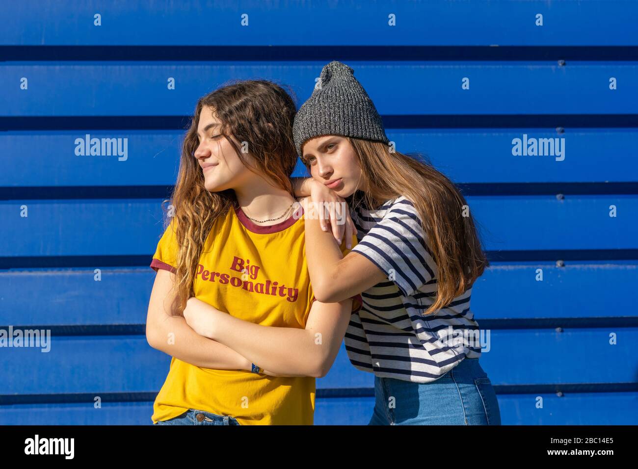 Porträt von zwei Mädchen im Teenageralter vor blauem Hintergrund Stockfoto