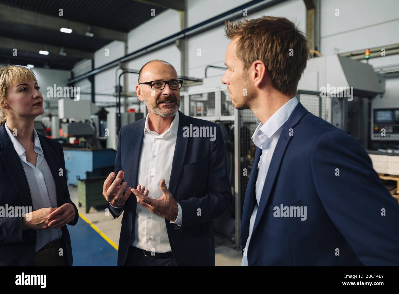 Geschäftsteam, das ein Meeting in einer Fabrik abhalten kann Stockfoto