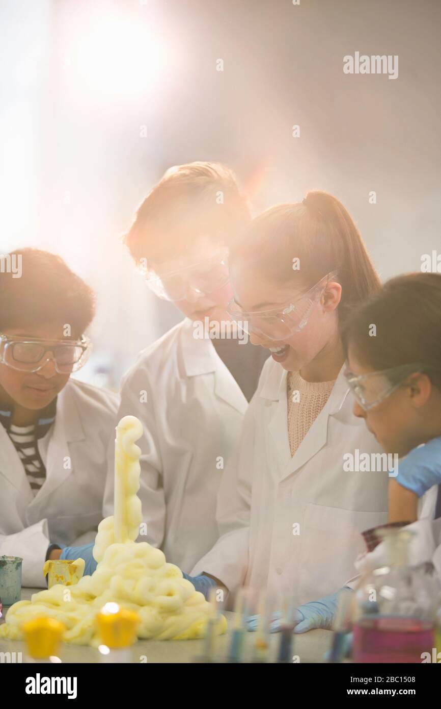 Überraschte Studenten, die explodierende wissenschaftliche Schaum-Experimente im Klassenraum-Labor durchführen Stockfoto