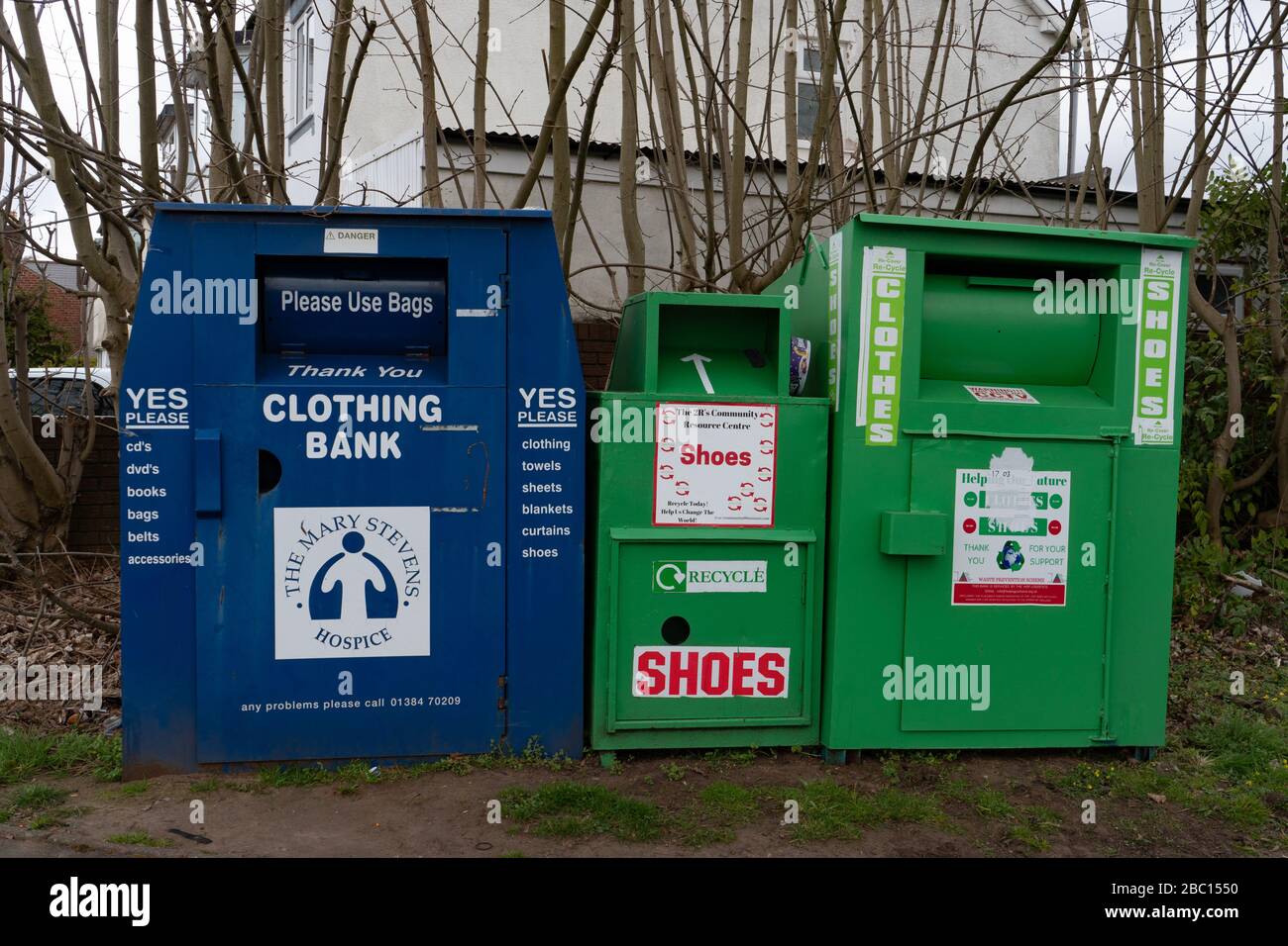 Recycling-Mülltonnen, Kleidung und Schuhbank. West Midlands. GROSSBRITANNIEN Stockfoto