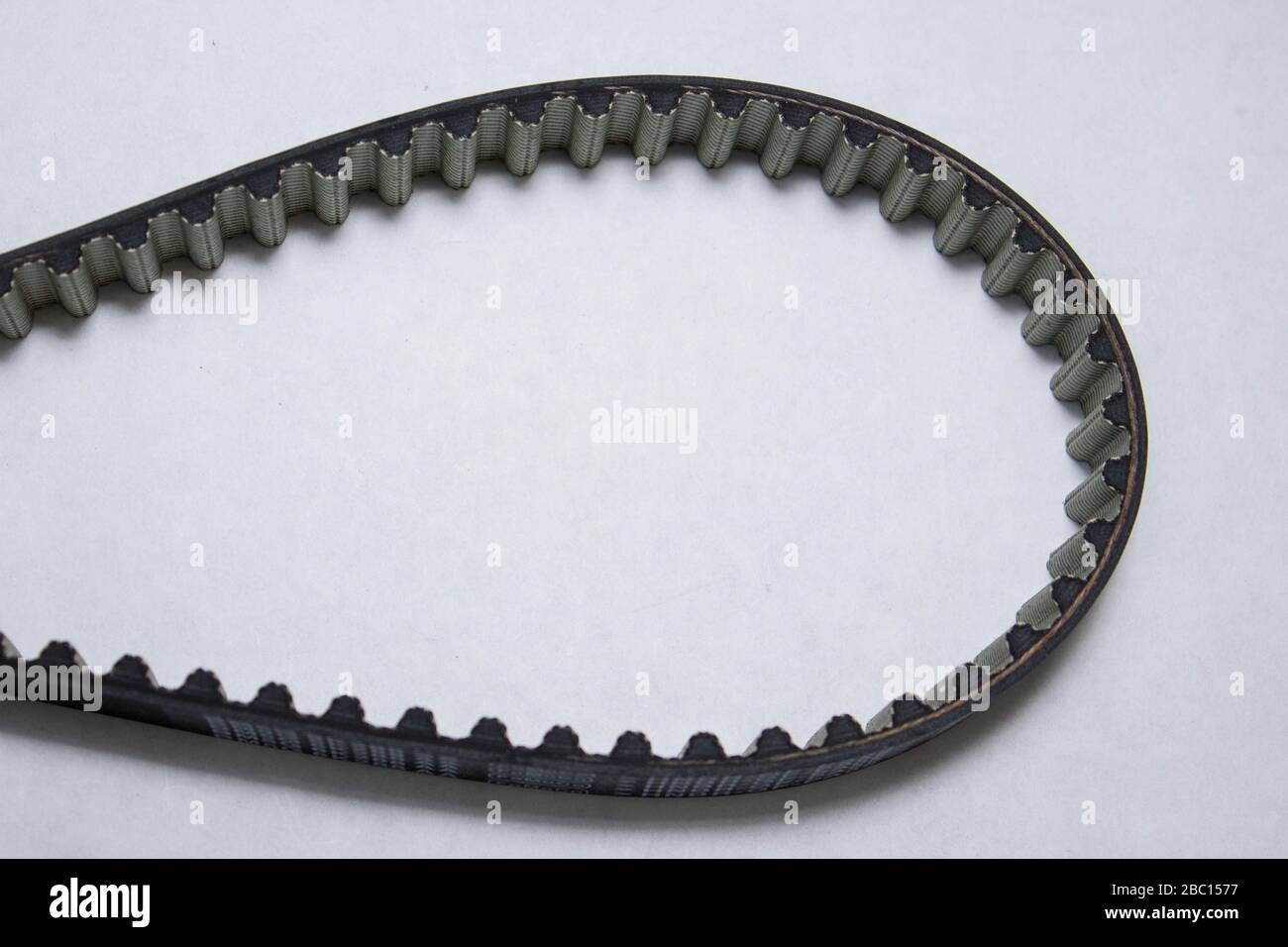 Der Zahnriemenantrieb präsentiert seine Zahnfläche. Stockfoto