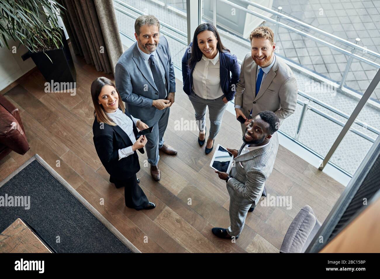 Porträt eines selbstbewussten Geschäftsteams in der Hotellobby Stockfoto