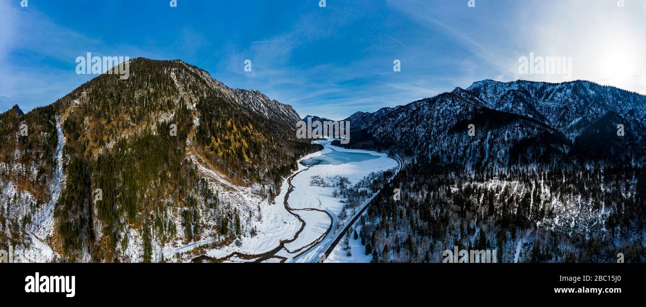Lufttaufnahme, Bayern, Chiemgau, Reit im Winkl, schneebedeckter Weitsee und Lödensee Stockfoto