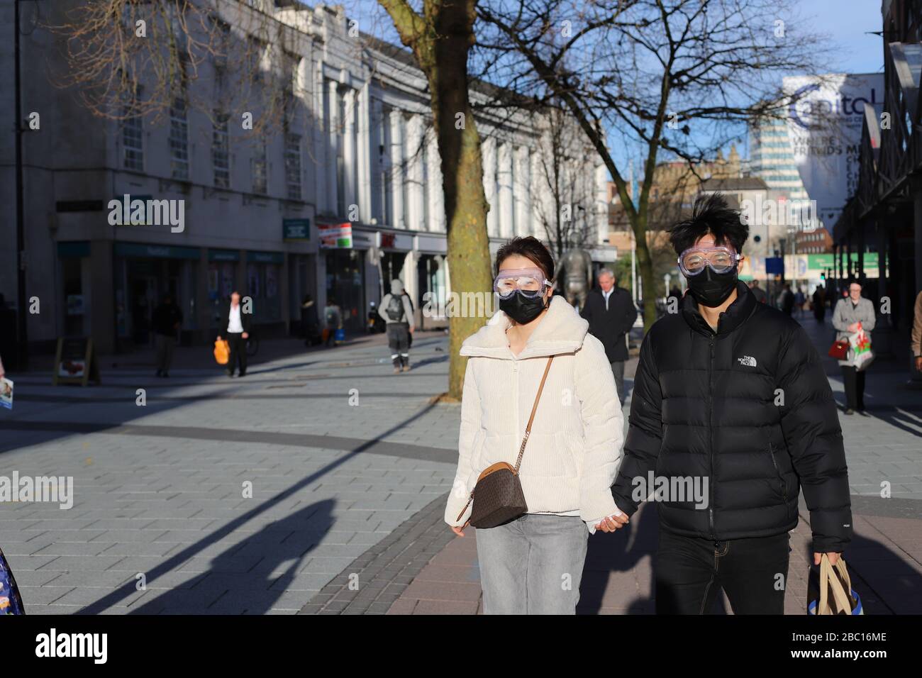 Cardiff UK. März. Ein junges Paar trägt eine Gesichtsmaske und eine Schutzbrille in den Straßen von Cardiff aufgrund der anhaltenden Coronavirus-Situation.(Steffan Clifton) Stockfoto