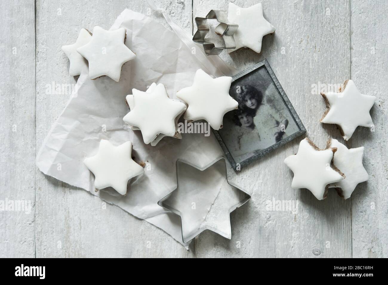 Sternförmige Zimtkekse, Ausstechform und altes Foto Stockfoto