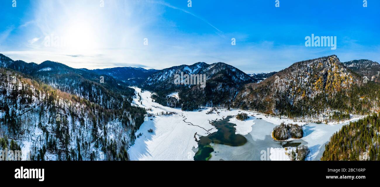 Lufttaufnahme, Bayern, Chiemgau, Reit im Winkl, schneebedeckter Weitsee und Lödensee Stockfoto