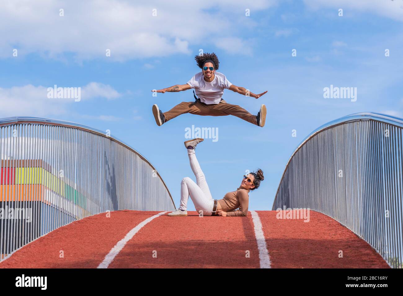 Tänzerin, die einen Sprung über dem Sprang durchführt, in der Luft über dem Partner Stockfoto