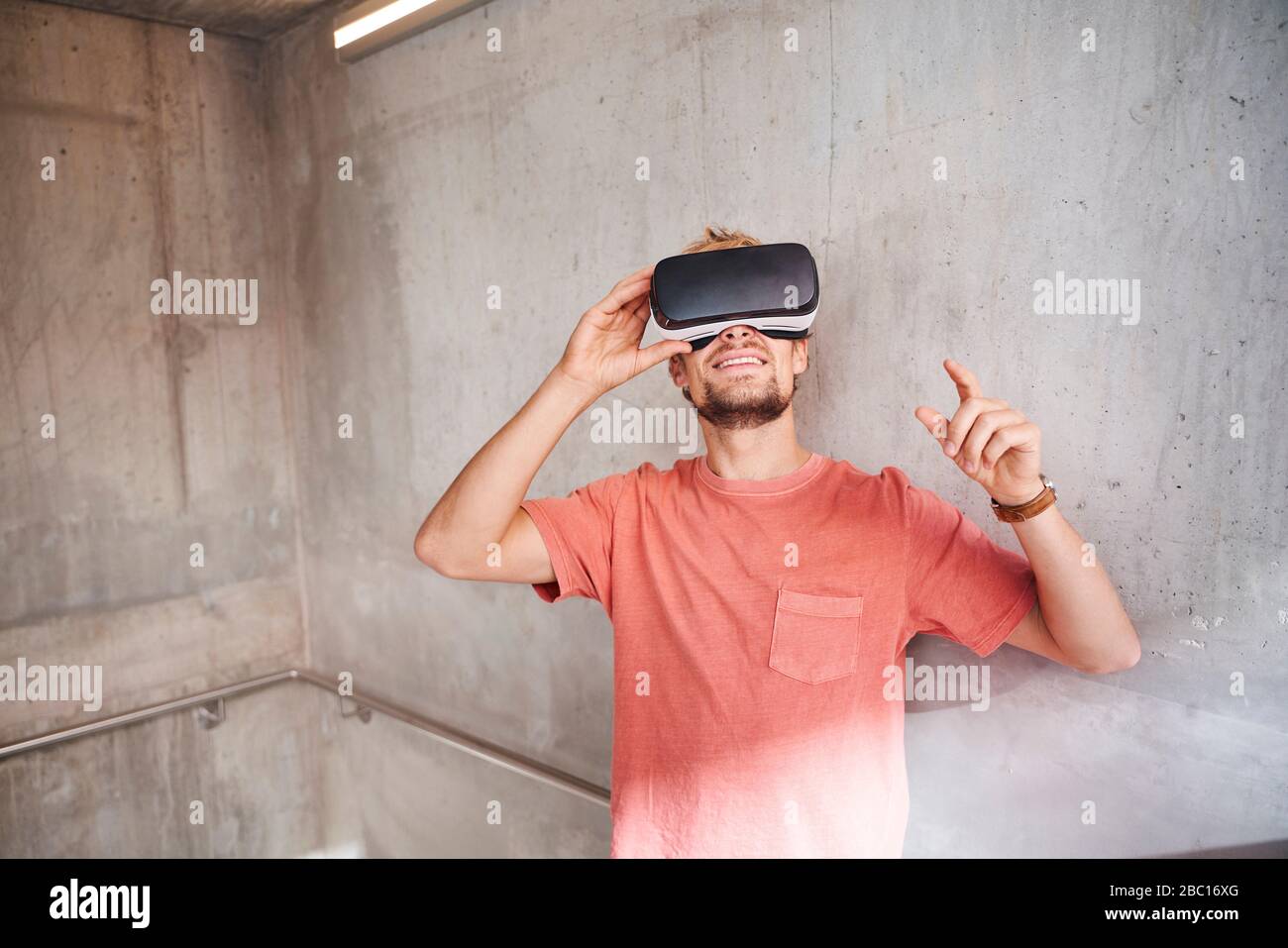 Junger Mann mit Virtual-Reality-Brille Stockfoto