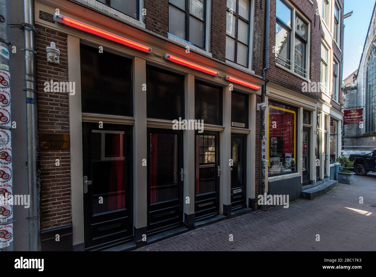HE Niederlande. Amsterdam. Durch das Corona-Virus ist die Stadt praktisch leer. Rotlichtviertel. Stockfoto