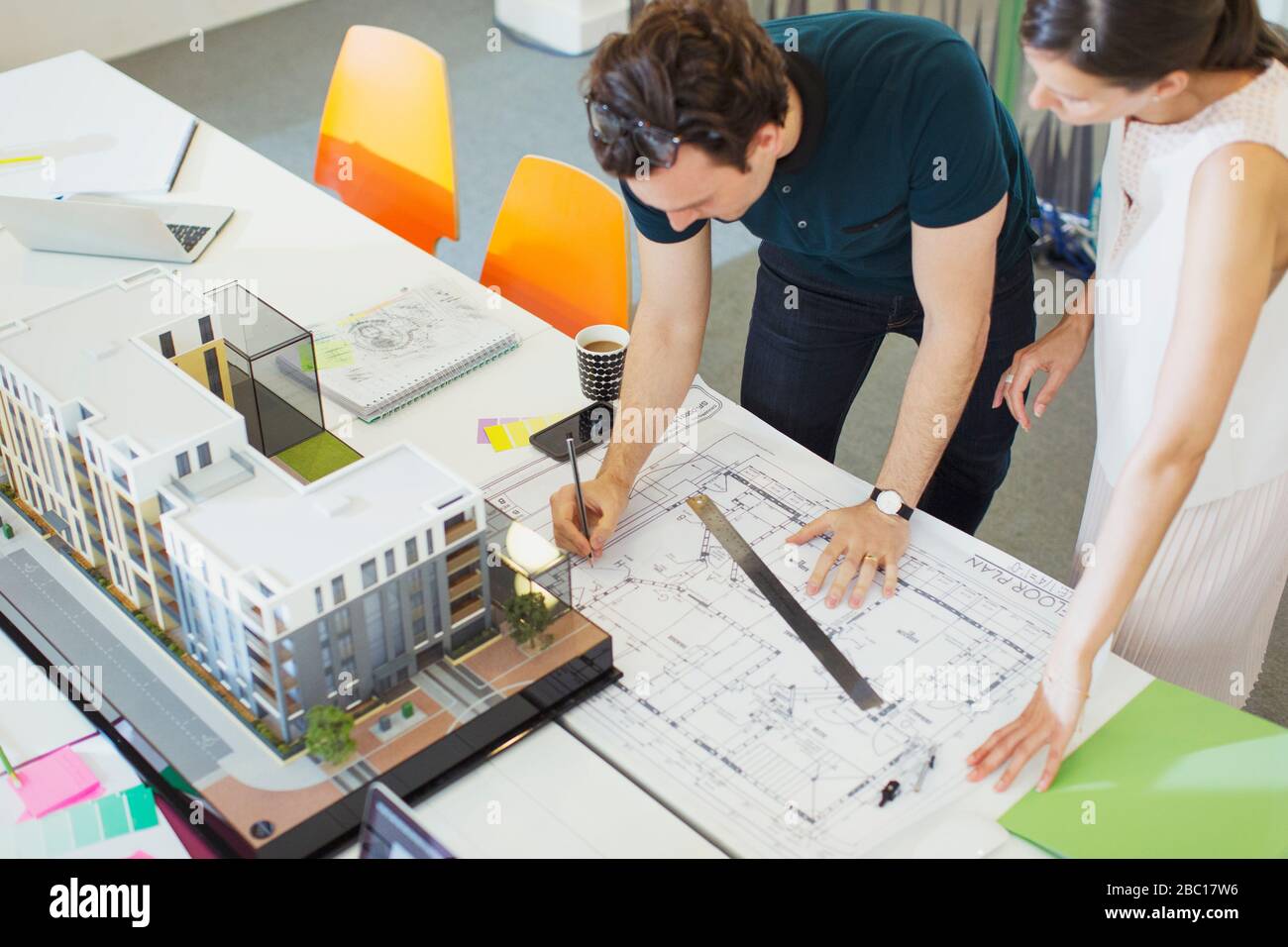Architekten entwerfen Blaupause im Büro Stockfoto