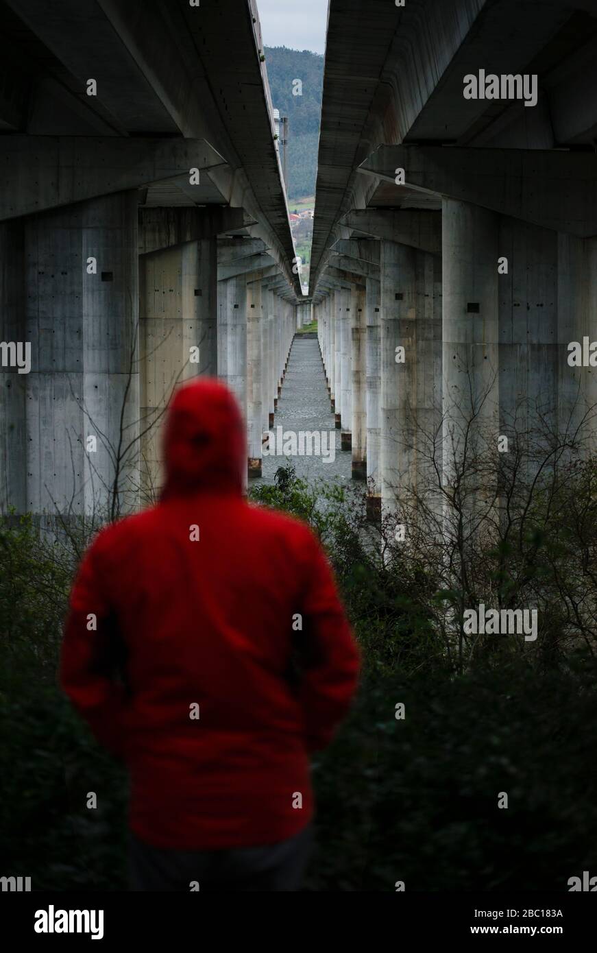 Mann an einer Autobahnbrücke in verlassene Umgebung Stockfoto