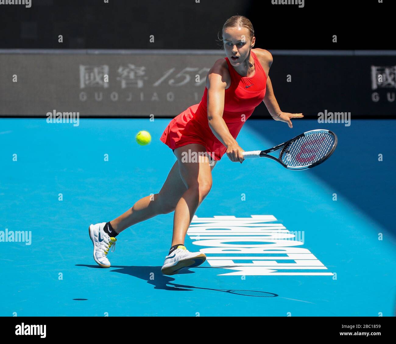 Die tschechische Tennisspielerin Anna Karolina Schmiedlova spielt beim Tennisturnier Australian Open 2020, Melbourne Park, Melbourne, Vic, einen Rückholschuss Stockfoto