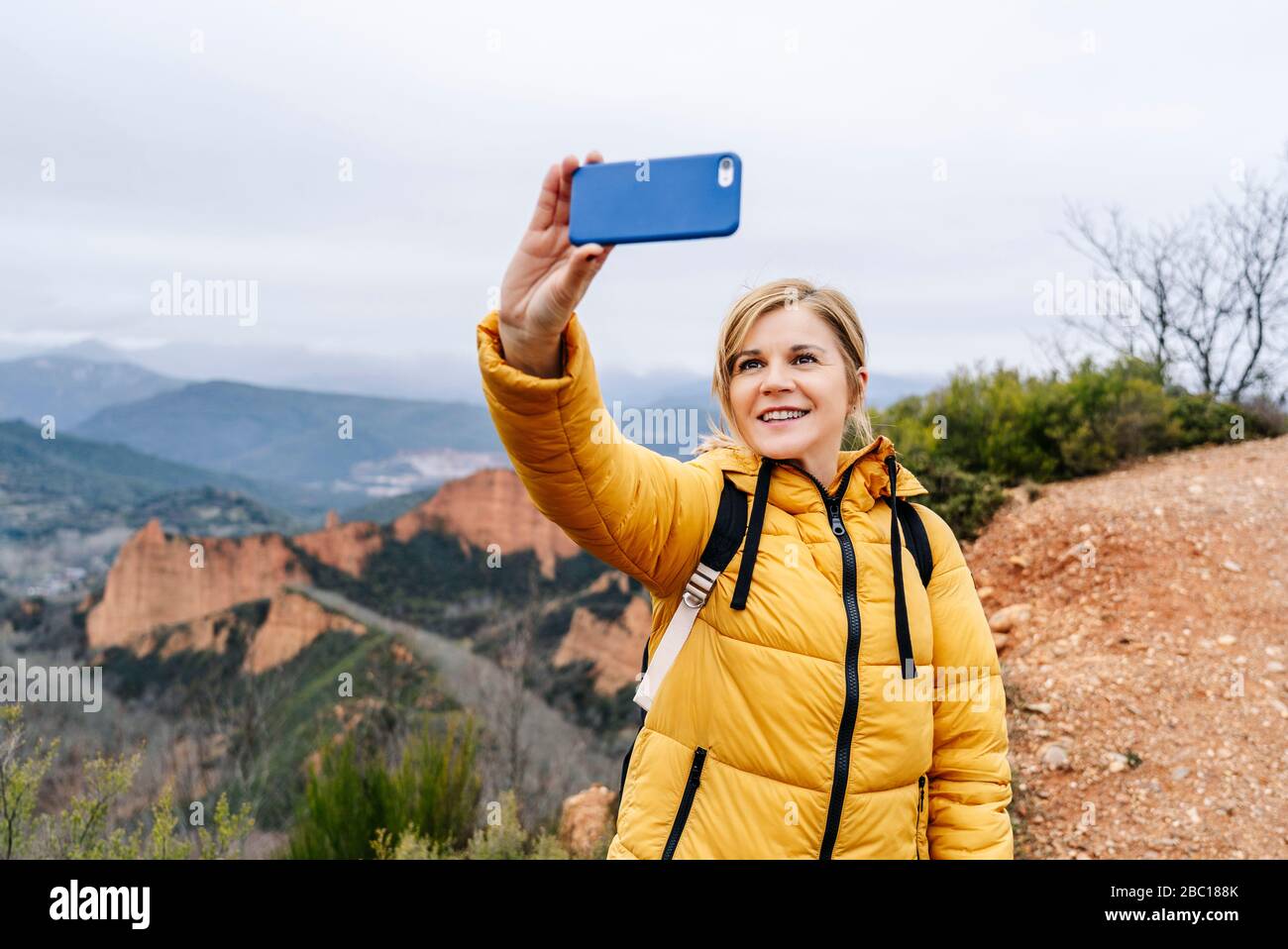 Wandererin, die ein Selfie bei Mina de Oro Romana, Las Medulas, Kastilien und Leon, Spanien, macht Stockfoto