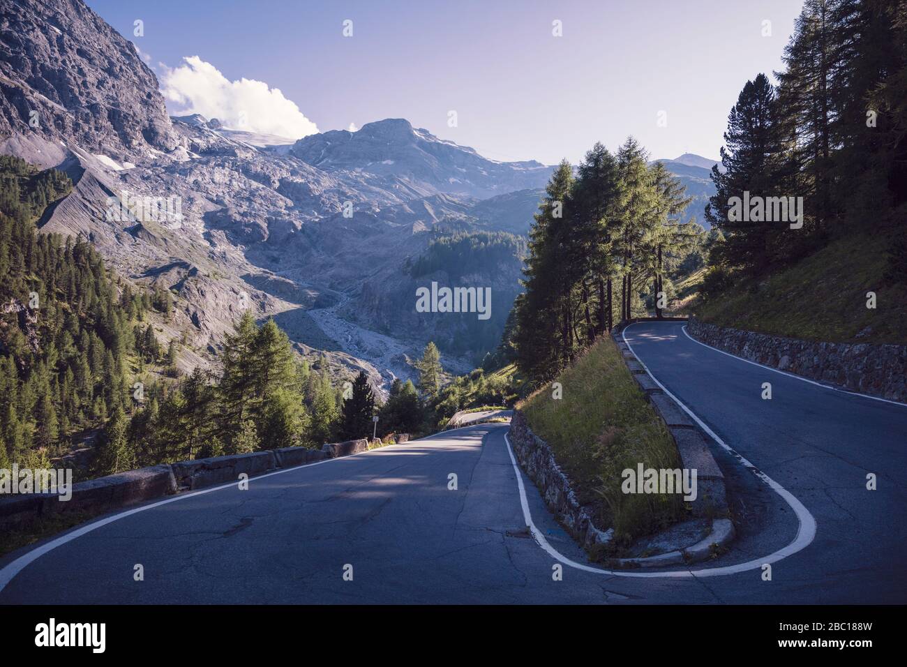 Italien, Haarnadelkurve der Bergstraße in Stilfserjoch Stockfoto