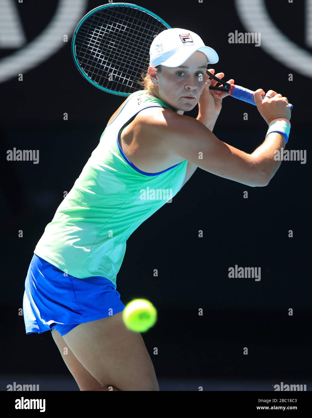 Der australische Tennisspieler Ashleigh Barty (aus), der beim Tennisturnier Australian Open 2020, Melbourne Park, Melbourne, Victoria, A einen Rückhandschuss abgibt Stockfoto