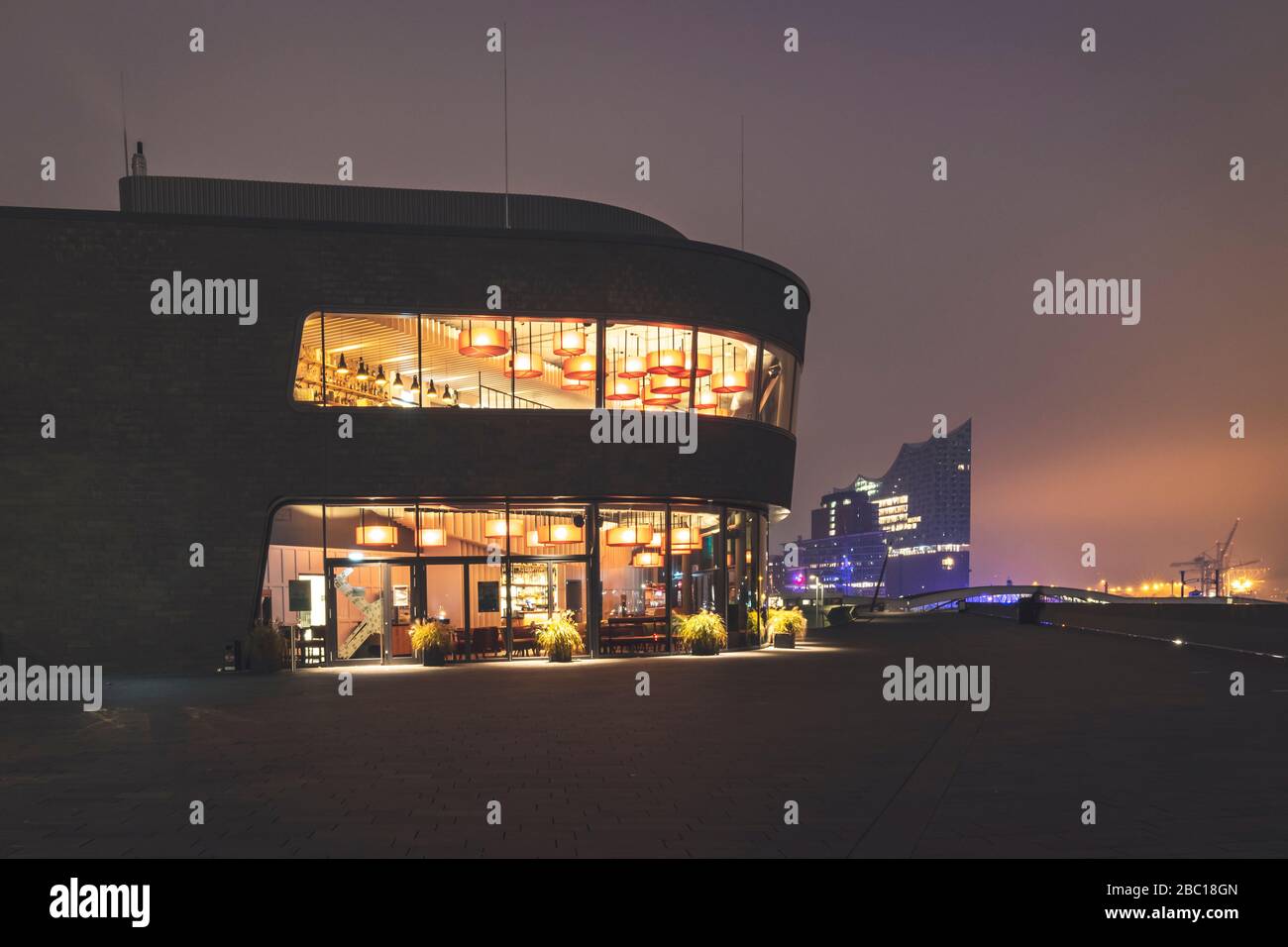 Deutschland, Hamburg, illuminierte Gebäude bei Nacht mit Elbphilharmonie im Hintergrund Stockfoto