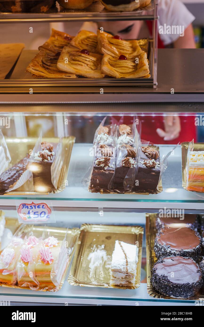 Junge Frau arbeitet in einer Bäckerei Stockfoto