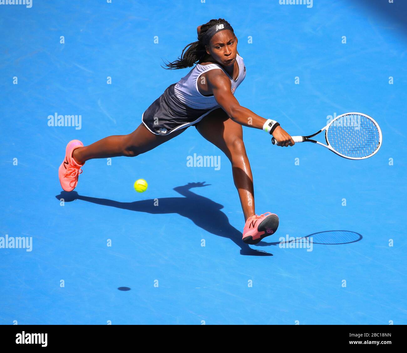 US-Tennisprofi Cori (Coco)Gauff (USA), der beim Tennisturnier Australian Open 2020, Melbourne Park, Melbourne, Victoria, einen Rückhandschuss abgibt Stockfoto
