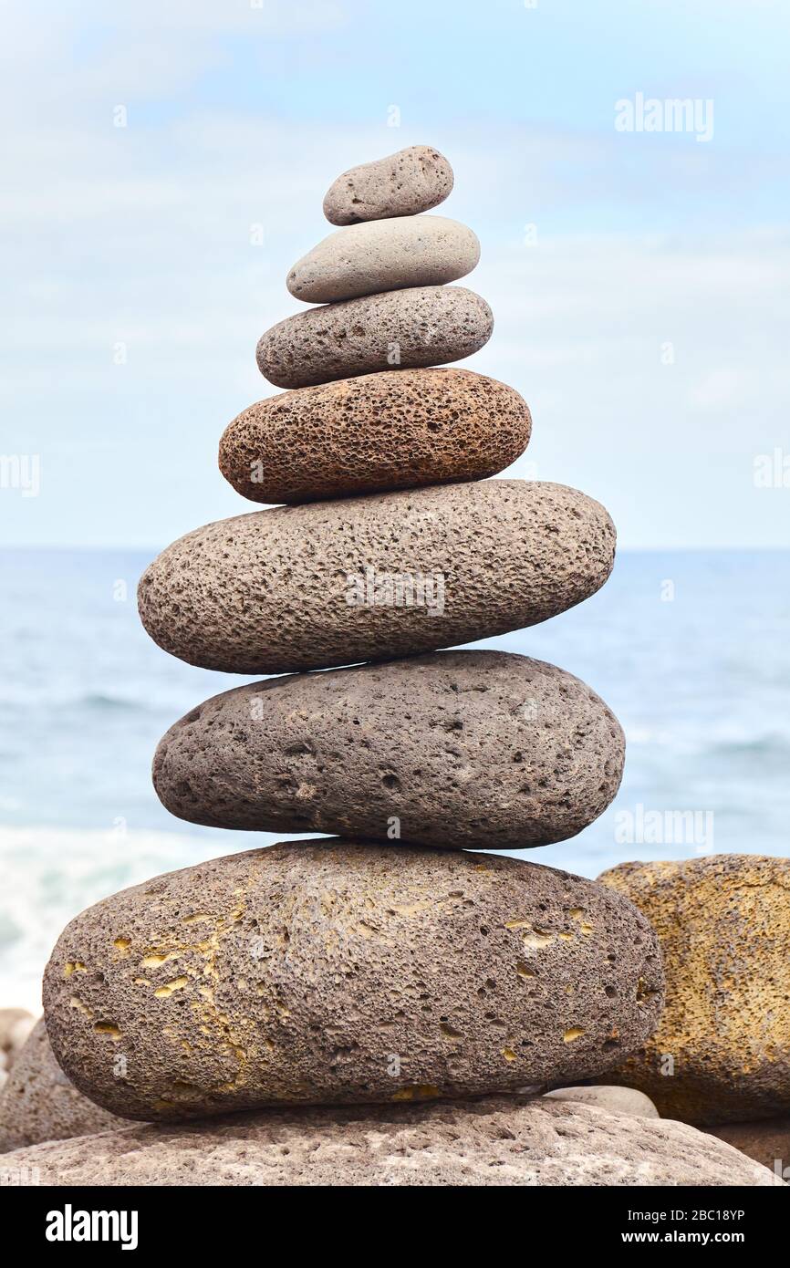 Ausgeglichener Steinstapel an einem Strand, selektiver Fokus. Stockfoto