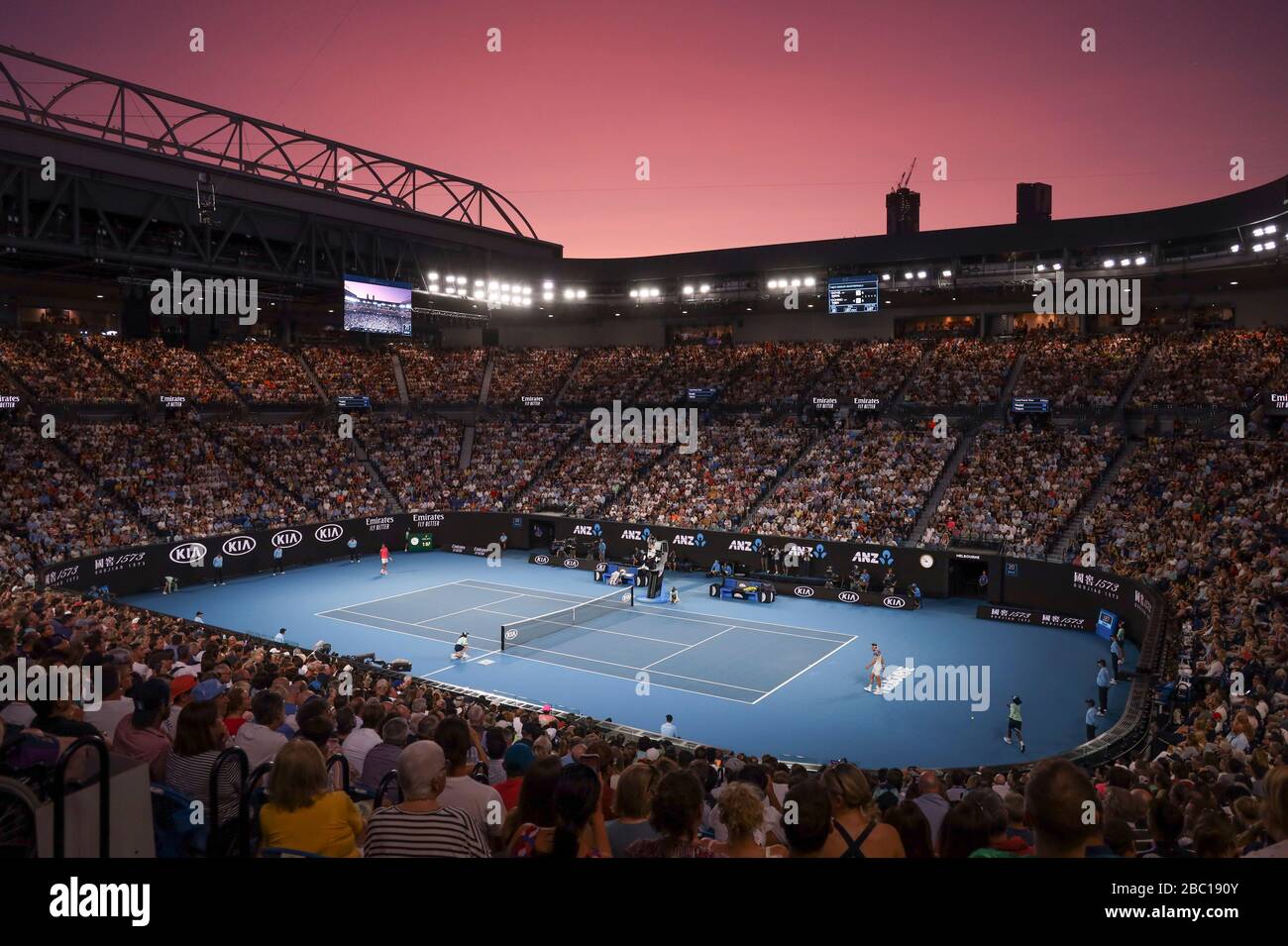 Panorama-Blick auf die Rod Laver Arena bei Sonnenuntergang während des Herrenhalbfinales beim Australian Open 2020 Tennis Tournament, Melbourne Park, Melbourne, Victoria, Stockfoto