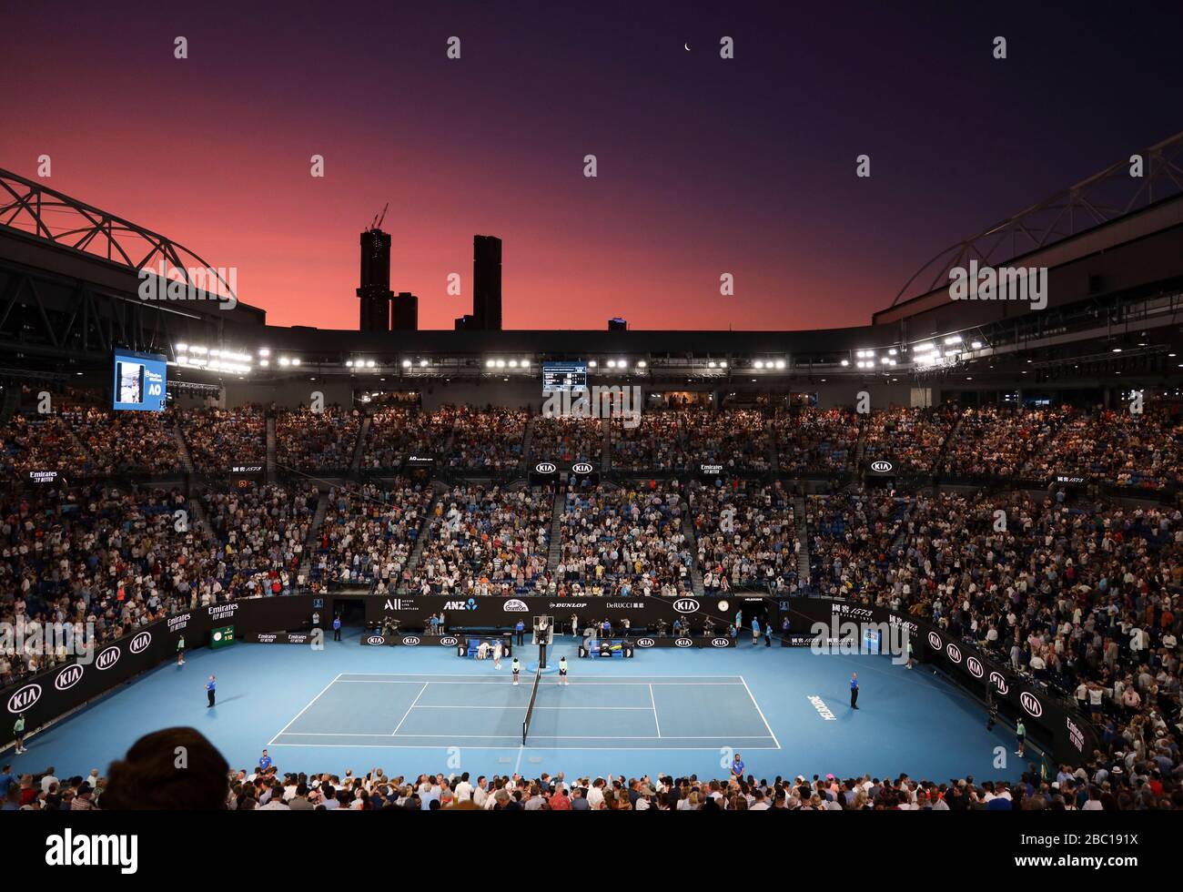 Panorama-Blick auf die Rod Laver Arena bei Sonnenuntergang während des Herrenhalbfinales beim Australian Open 2020 Tennis Tournament, Melbourne Park, Melbourne, Victoria, Stockfoto