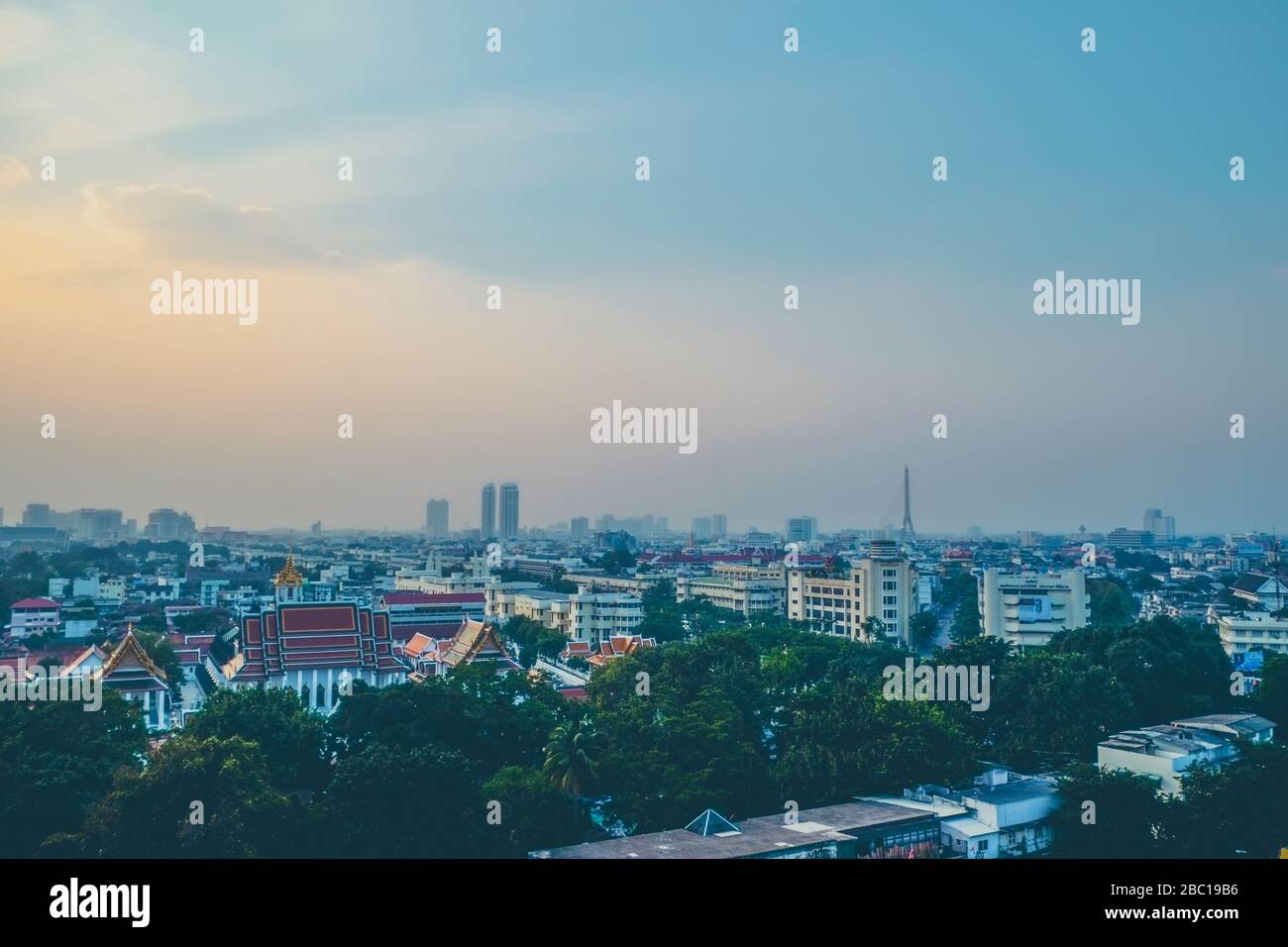 Bangkok Stadtbild mit Himmel und horizontalem Hintergrund vom goldenen Berg Bangkok, Thailand Stockfoto