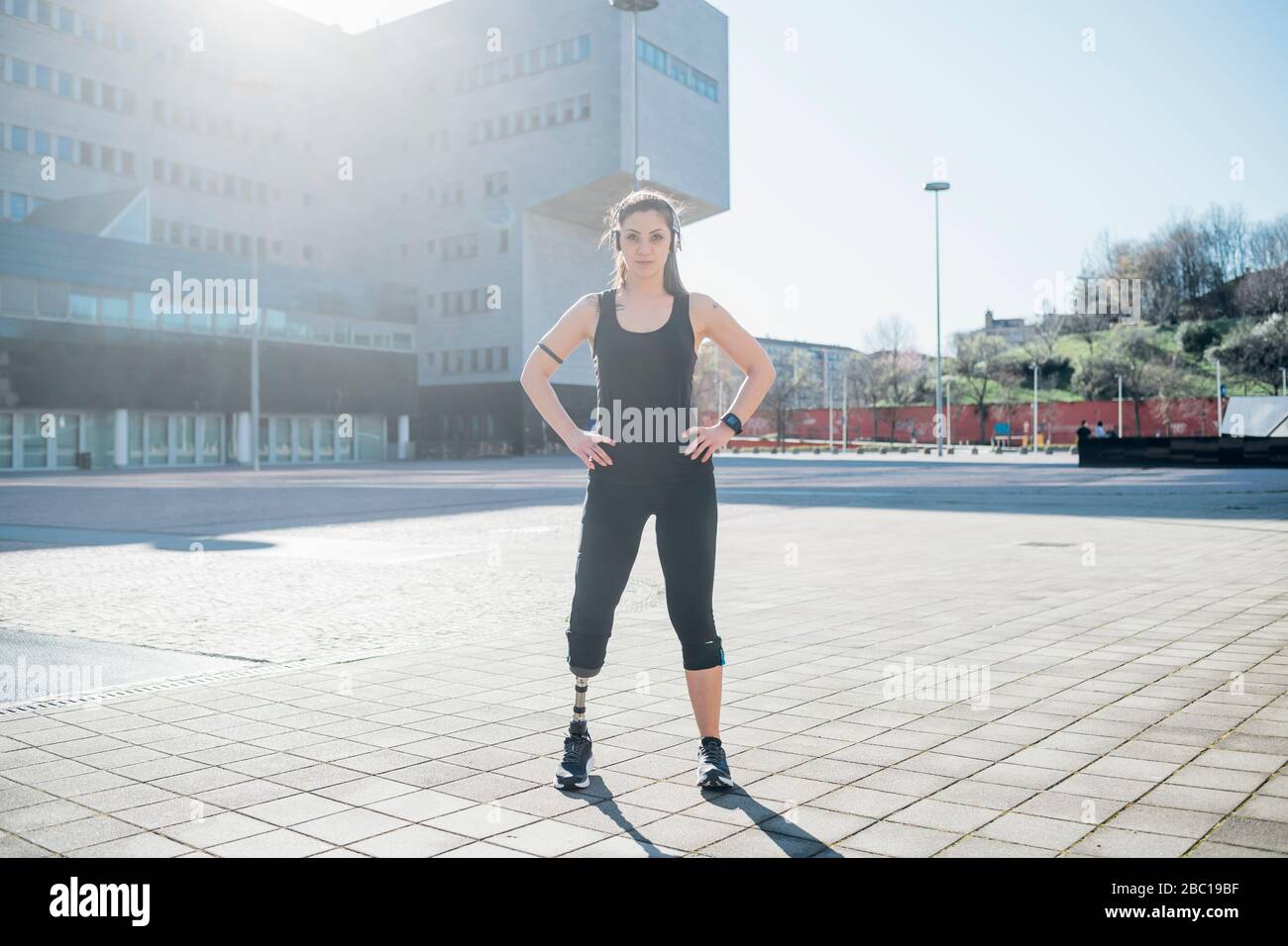 Porträt einer selbstbewussten sportlichen jungen Frau mit Beinprothese in der Stadt Stockfoto