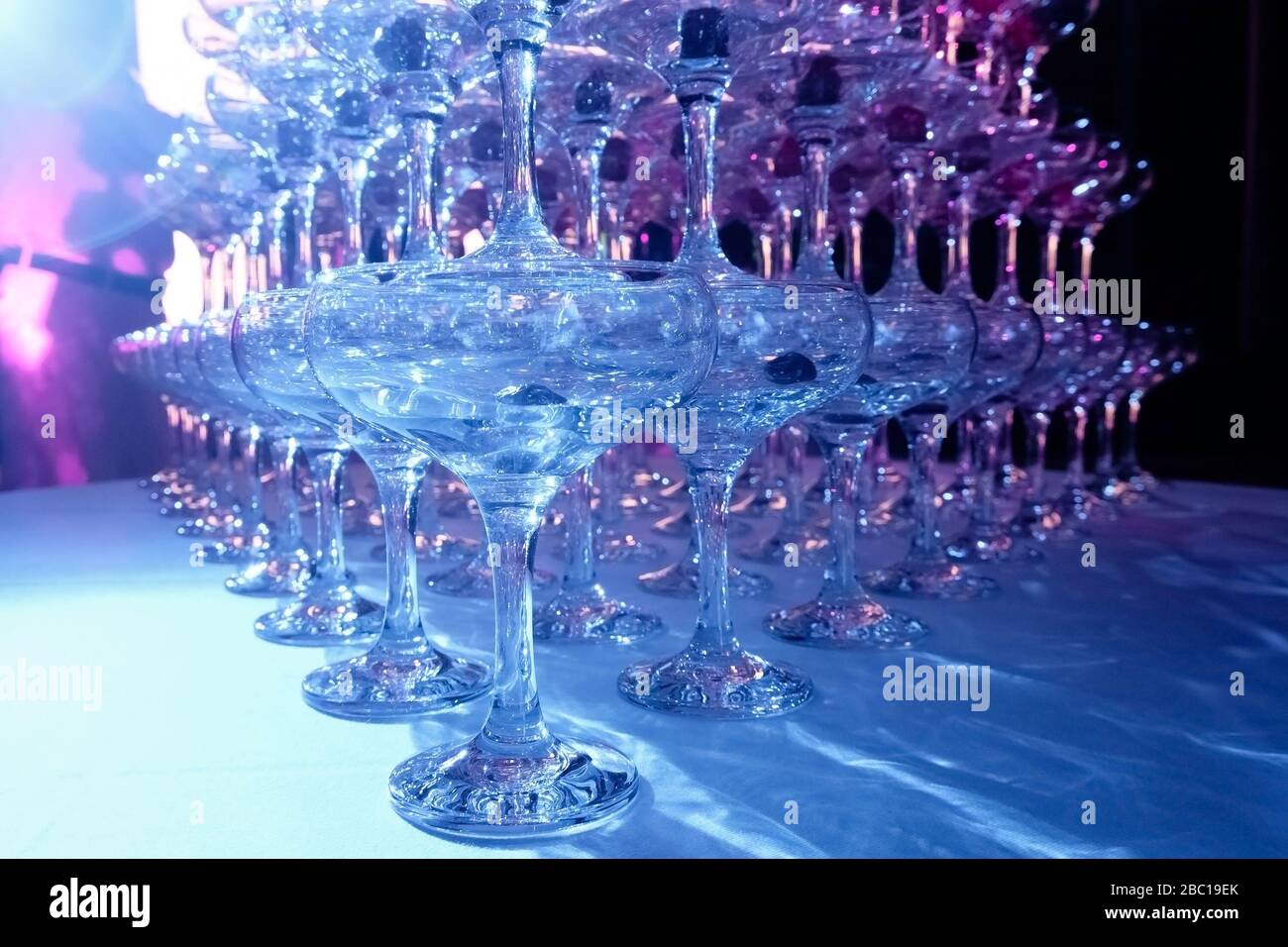 Auf dem Tisch steht ein Turm mit leeren Martini-Gläsern mit Kirsche. Party im Club Phaselis Rose Hotel in Kemer, Türkei, festlicher Abend in Tekirova Stockfoto