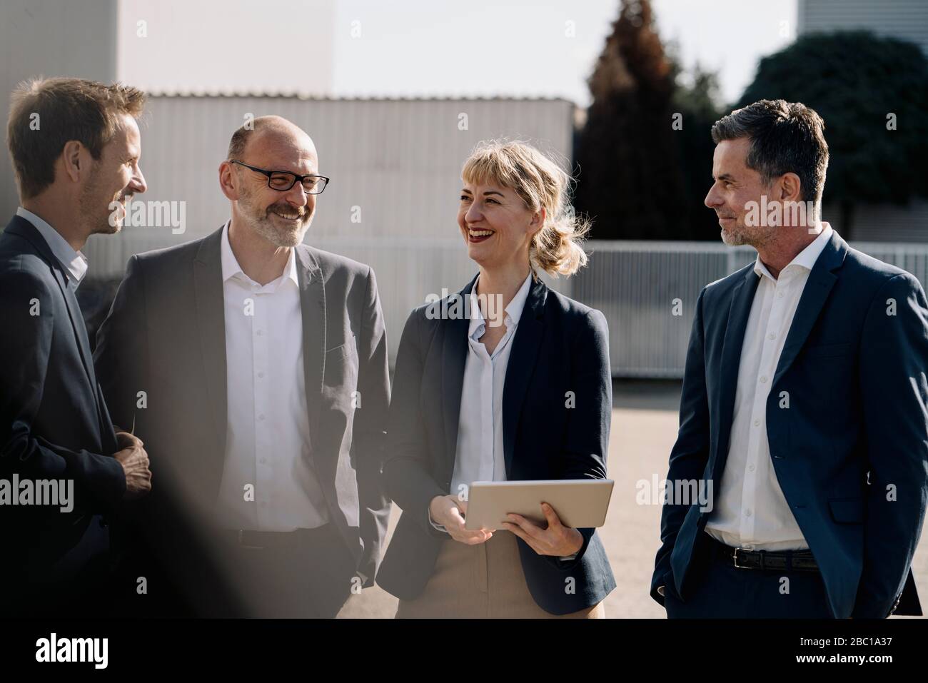 Geschäftsteam mit einem Meeting auf dem Werksgelände Stockfoto