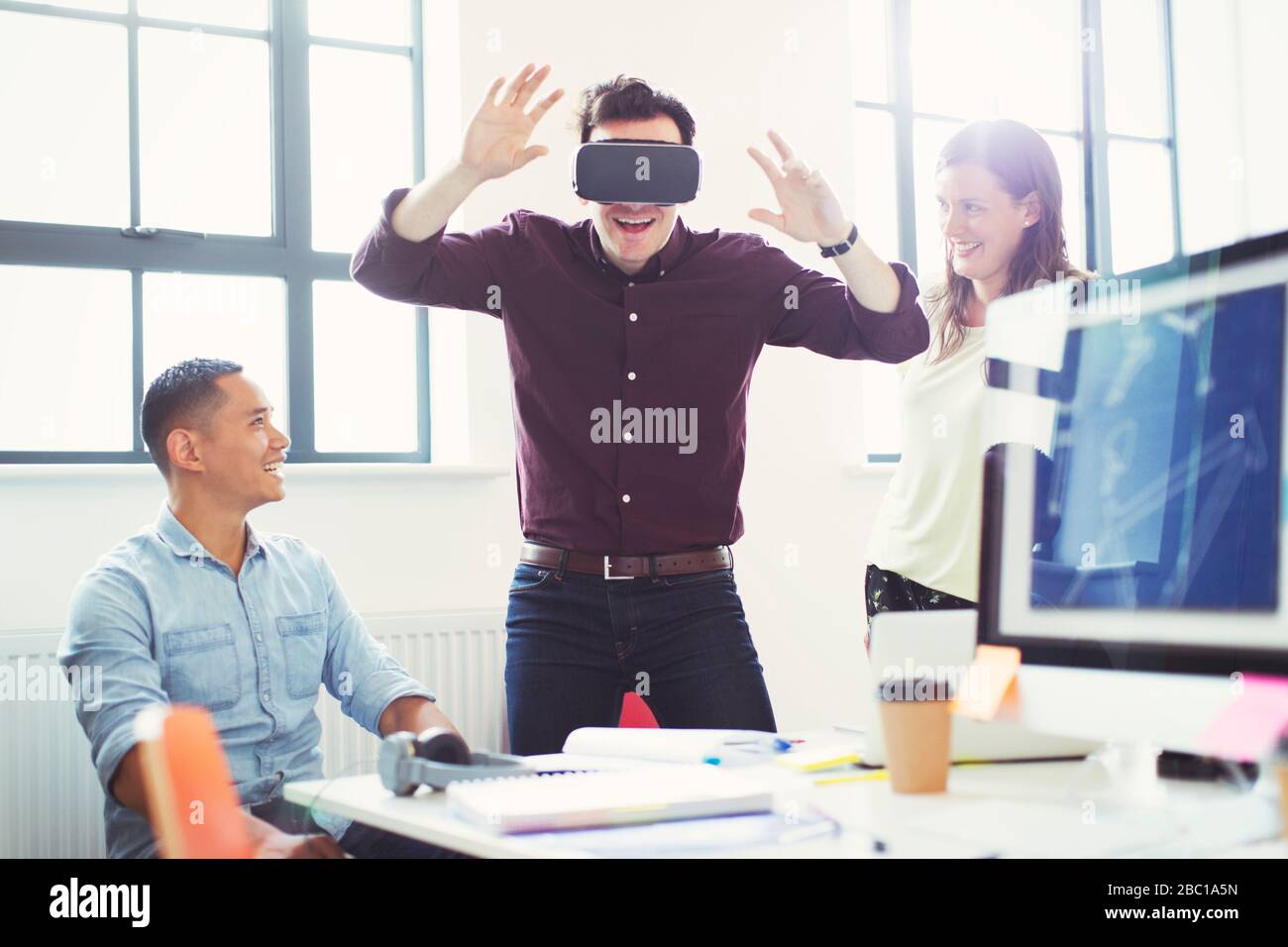 Computer Programmierer testen Virtual reality Simulator Gläser im Büro Stockfoto