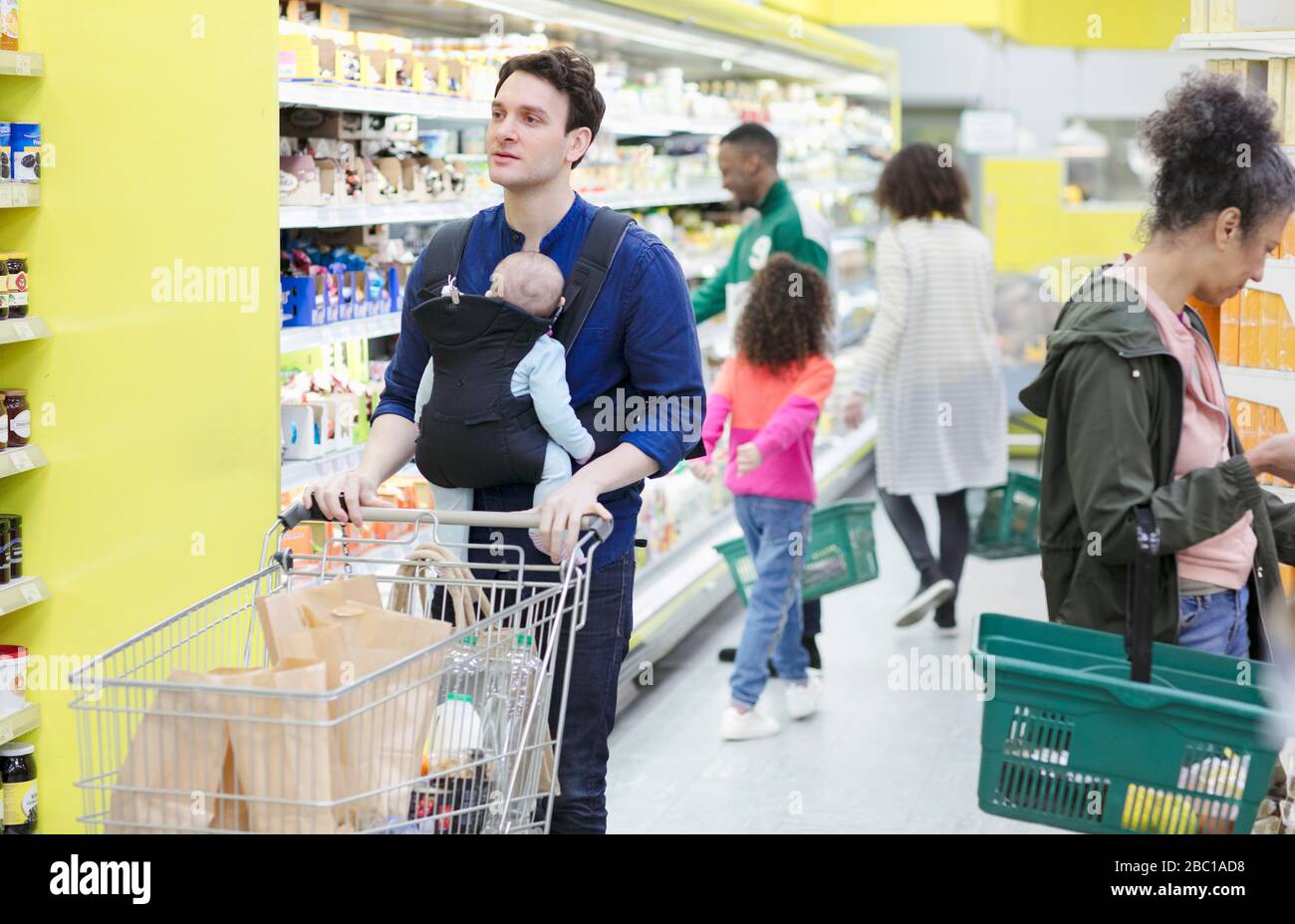 Menschen beim Einkaufen im Supermarkt Stockfoto