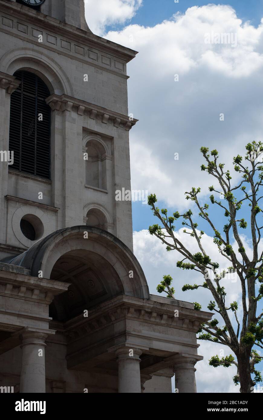 Christuskirche von Nicholas Hawksmoor Commercial Street Architecture Kirchen Detail Baroque Stone Portico Spitalfield, Liverpool Street, London, E1 Stockfoto