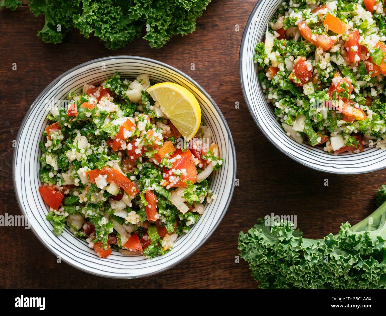 Variation des traditionellen Tabbouleh, Salat, mit Kale statt Petersilie. Stockfoto