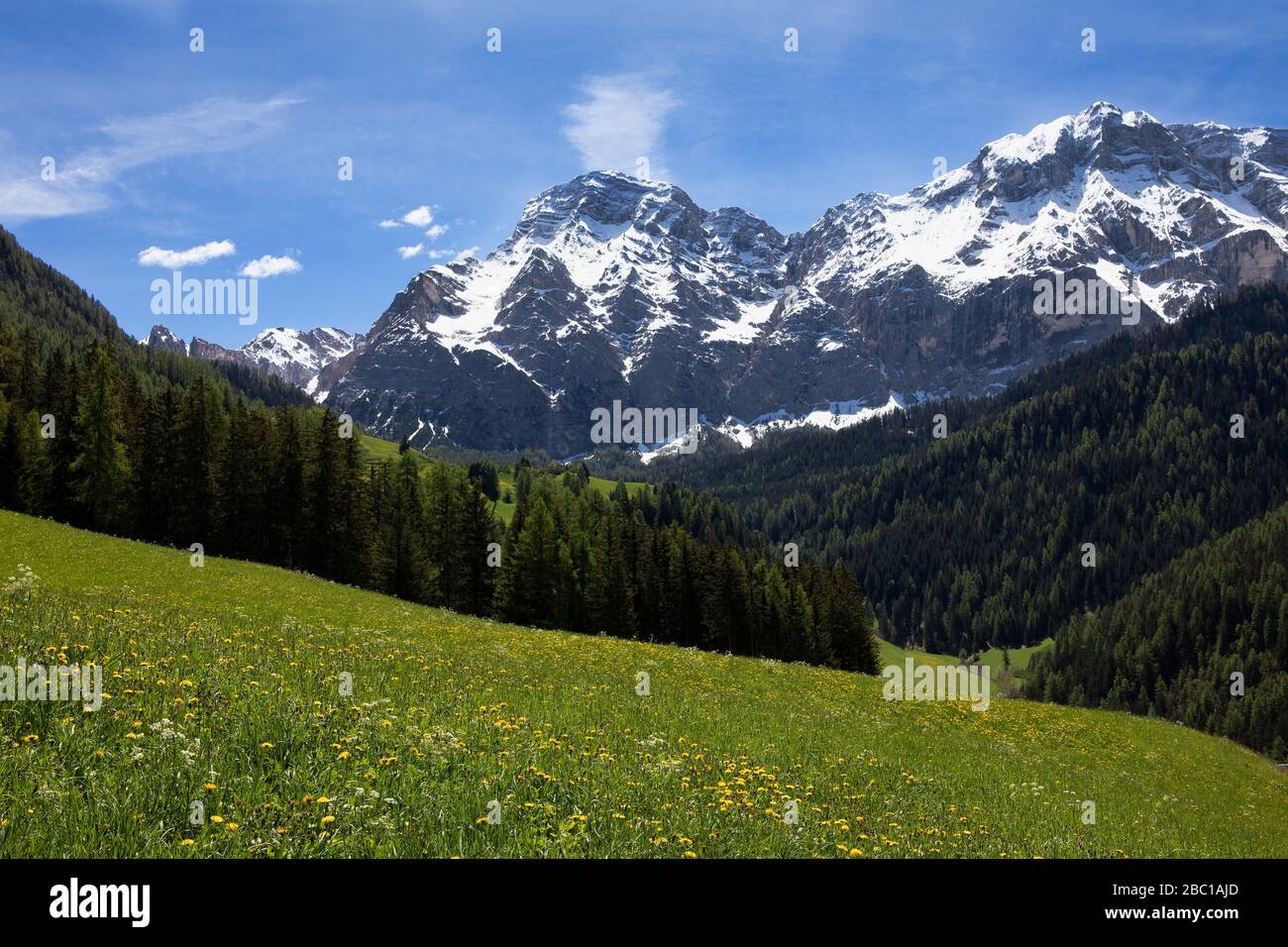 Panorama Blick auf die Berge im Gadertal, Südtirol, Italien Stockfoto