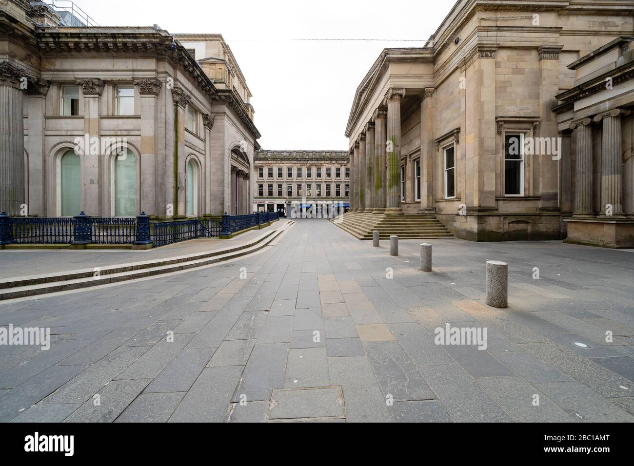 Glasgow, Schottland, Großbritannien. April 2020. Auswirkungen der Sperrung von Coronavirus auf die Straßen von Glasgow, Schottland. Der Royal Exchange Square ist verlassen. Stockfoto