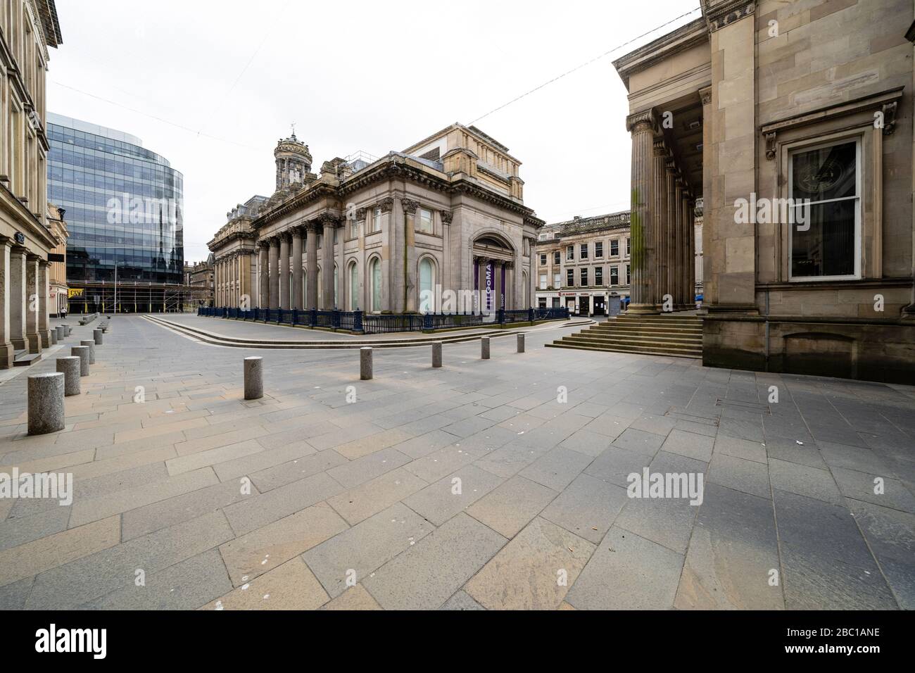 Glasgow, Schottland, Großbritannien. April 2020. Auswirkungen der Sperrung von Coronavirus auf die Straßen von Glasgow, Schottland. Der Royal Exchange Square ist verlassen. Stockfoto