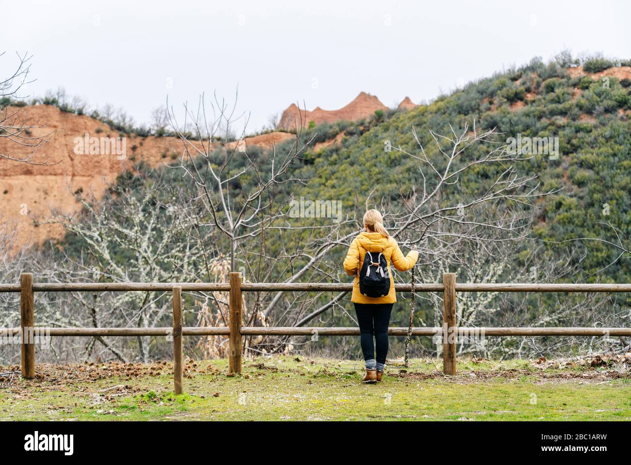 Wandererin auf einem Aussichtspunkt, mit Blick auf Mina de Oro Romana, ehemalige Goldmine, Las Medulas, Kastilien und Leon, Spanien Stockfoto