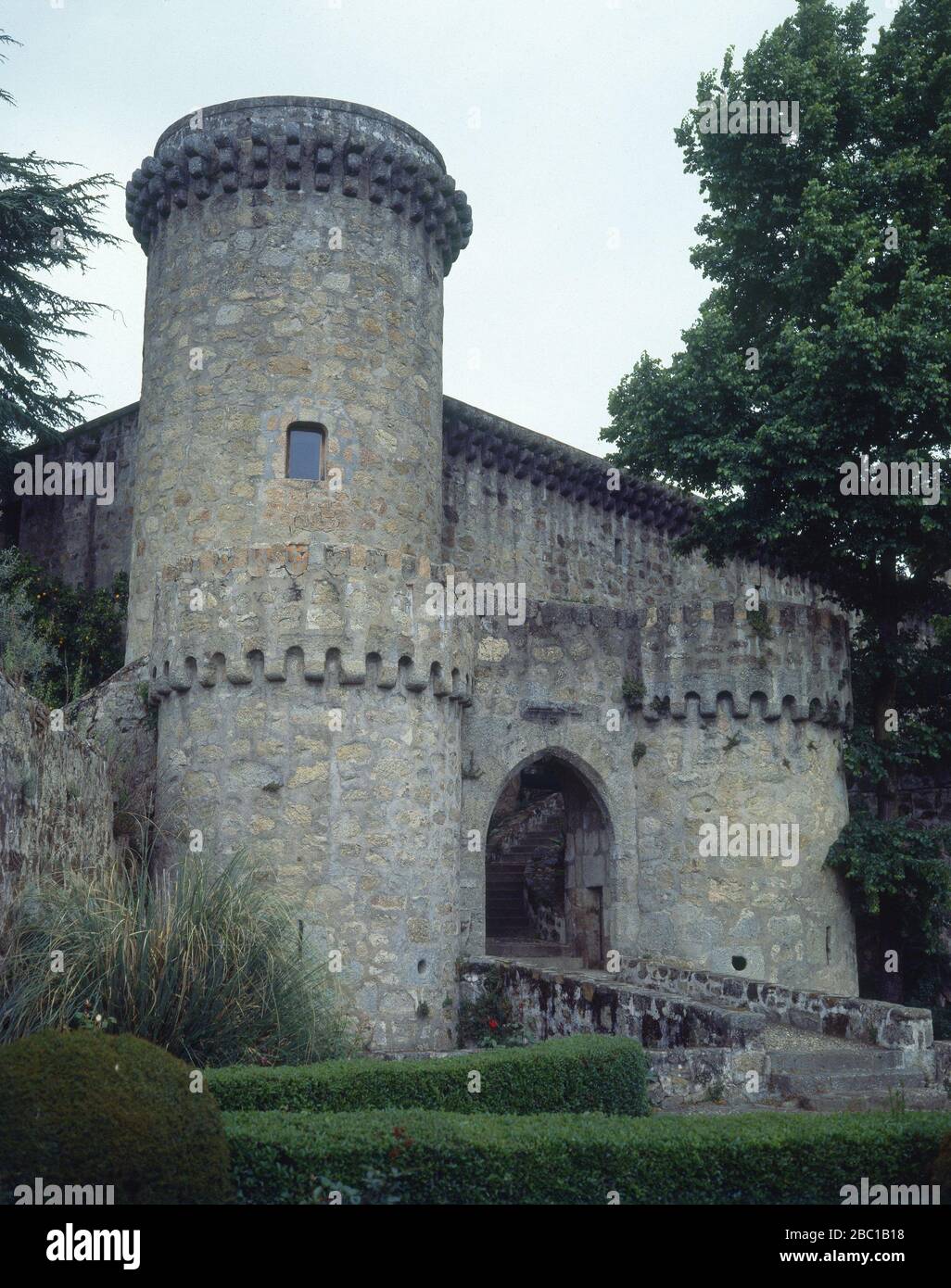 ENTRADA DESDE EL JARDIN: CASTILLO DE LOS CONDES DE OROPESA. ORT: PALACIO CASTILLO DE LOS CONDES DE OROPESA. Jarandilla de la Vera. CACERES. SPANIEN. Stockfoto