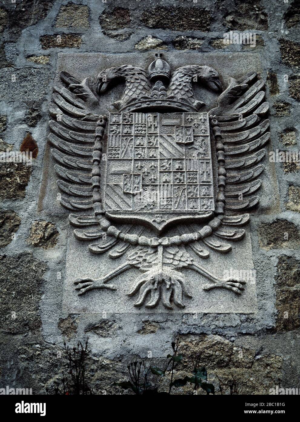 ESCUDO DE CARLOS V. LAGE: PALACIO CASTILLO DE LOS CONDES DE OROPESA. Jarandilla de la Vera. CACERES. SPANIEN. Stockfoto